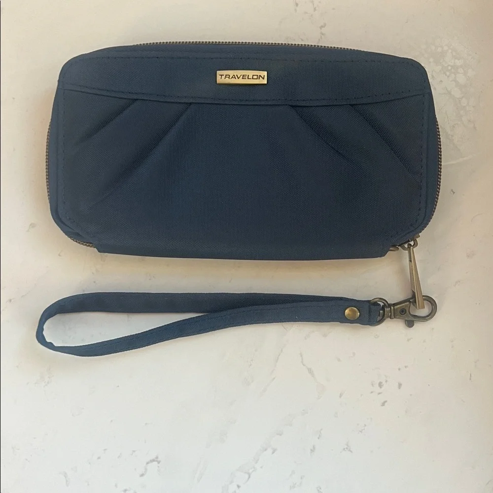 TRAVELON WALLET ZIP AROUND CLOSE REMOVABL WRISTLET STRAP WOMENS